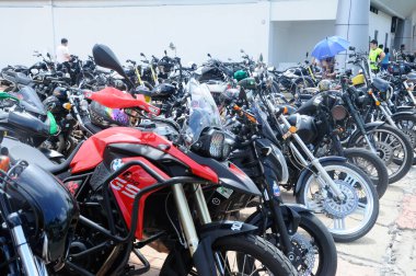 Port Dickson, Malezya-04 Eylül 2016: Grup büyük bisiklet ve superbike motosiklet otopark.   