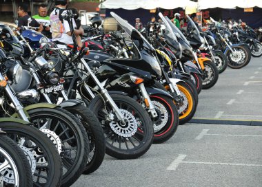 Port Dickson, Malezya-04 Eylül 2016: Grup büyük bisiklet ve superbike motosiklet otopark.   