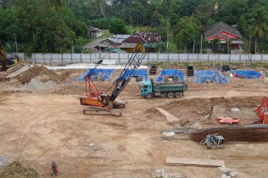 MALACCA, MALAYSIA -AĞUSTOS 24 AĞUSTOS: Malacca, Malezya 'da gündüz vakti inşaat çalışmaları sürüyor. Günlük etkinlik devam ediyor. 