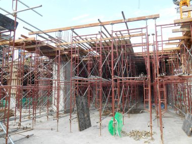 KEDAH, MALAYSIA - SEPTEMBER 05, 2016: İnşaat alanında platform, form ve yapı desteklemek için geçici yapı olarak kullanılan yapı. Ayrıca işçiler için yürüme platformu olarak kullanıldı.. 