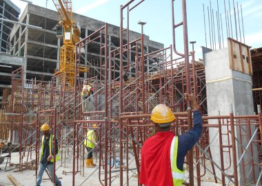 KEDAH, MALAYSIA - SEPTEMBER 05, 2016: İnşaat alanında platform, form ve yapı desteklemek için geçici yapı olarak kullanılan yapı. Ayrıca işçiler için yürüme platformu olarak kullanıldı.. 