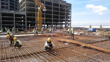 MALACCA, MALAYSIA -23 Eylül 2016: Malezya 'daki inşaat alanında çelik takviye barı üreten inşaat işçileri. Destek çubuğu ince kabloyla birbirine bağlıydı..  