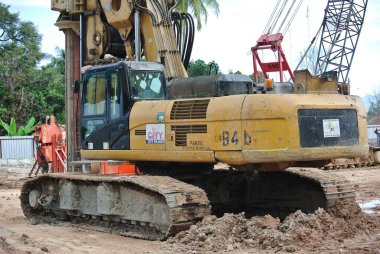Malacca, Malezya-Mart 12, 2016: Melaka, Malezya İnşaat alanında kazık Rig makine delik. Makine temel iş oluşturmak için kazık tahrik için kullanılan.