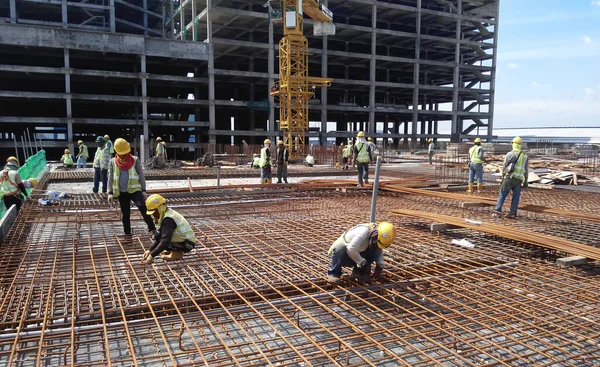 Malacca Malaysia September 2016年9月23日 马来西亚马六甲建筑工地的建筑工人制造钢筋 钢筋用微小的金属丝连接在一起 — 图库照片