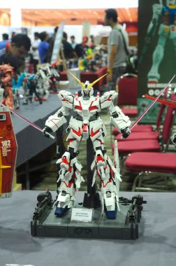 SEREMBAN, MALAYSIA -ECTOBER 9, 2016: Mobil Kostüm Gundam plastik model ve oyuncaklara odaklandı. Bandai 'nin kurgusal Gundam evreninin karakterleri..