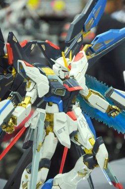 SEREMBAN, MALAYSIA -ECTOBER 9, 2016: Mobil Kostüm Gundam plastik model ve oyuncaklara odaklandı. Bandai 'nin kurgusal Gundam evreninin karakterleri..