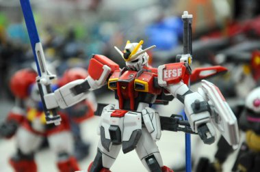 SEREMBAN, MALAYSIA -ECTOBER 9, 2016: Mobil Kostüm Gundam plastik model ve oyuncaklara odaklandı. Bandai 'nin kurgusal Gundam evreninin karakterleri..