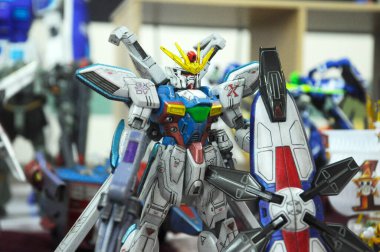 SEREMBAN, MALAYSIA -ECTOBER 9, 2016: Mobil Kostüm Gundam plastik model ve oyuncaklara odaklandı. Bandai 'nin kurgusal Gundam evreninin karakterleri..
