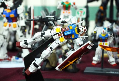 SEREMBAN, MALAYSIA -ECTOBER 9, 2016: Mobil Kostüm Gundam plastik model ve oyuncaklara odaklandı. Bandai 'nin kurgusal Gundam evreninin karakterleri..