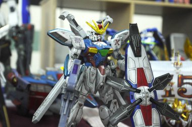 SEREMBAN, MALAYSIA -ECTOBER 9, 2016: Mobil Kostüm Gundam plastik model ve oyuncaklara odaklandı. Bandai 'nin kurgusal Gundam evreninin karakterleri..