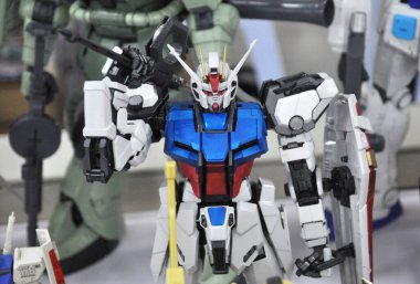 SEREMBAN, MALAYSIA -ECTOBER 9, 2016: Mobil Kostüm Gundam plastik model ve oyuncaklara odaklandı. Bandai 'nin kurgusal Gundam evreninin karakterleri..