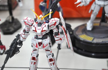 SEREMBAN, MALAYSIA -ECTOBER 9, 2016: Mobil Kostüm Gundam plastik model ve oyuncaklara odaklandı. Bandai 'nin kurgusal Gundam evreninin karakterleri..