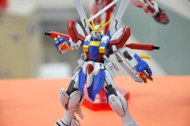 SEREMBAN, MALAYSIA -ECTOBER 9, 2016: Mobil Kostüm Gundam plastik model ve oyuncaklara odaklandı. Bandai 'nin kurgusal Gundam evreninin karakterleri..