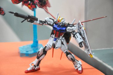 SEREMBAN, MALAYSIA -ECTOBER 9, 2016: Mobil Kostüm Gundam plastik model ve oyuncaklara odaklandı. Bandai 'nin kurgusal Gundam evreninin karakterleri..