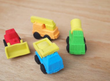 Sentetik kauçuktan yapılmış ağır makinenin minyatür modeli. Minyatür boyutta yapılmış. Çocukların ilgisini çeken renkli.