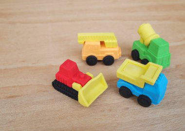 Sentetik kauçuktan yapılmış ağır makinenin minyatür modeli. Minyatür boyutta yapılmış. Çocukların ilgisini çeken renkli.