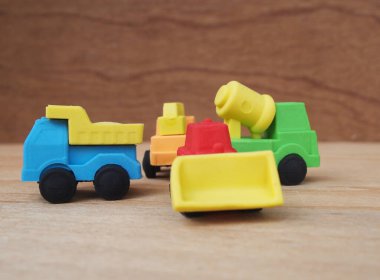 Sentetik kauçuktan yapılmış ağır makinenin minyatür modeli. Minyatür boyutta yapılmış. Çocukların ilgisini çeken renkli.