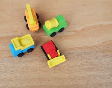 Sentetik kauçuktan yapılmış ağır makinenin minyatür modeli. Minyatür boyutta yapılmış. Çocukların ilgisini çeken renkli.