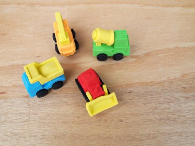 Sentetik kauçuktan yapılmış ağır makinenin minyatür modeli. Minyatür boyutta yapılmış. Çocukların ilgisini çeken renkli.