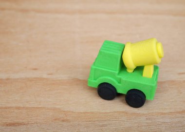 Sentetik kauçuktan yapılmış ağır makinenin minyatür modeli. Minyatür boyutta yapılmış. Çocukların ilgisini çeken renkli.