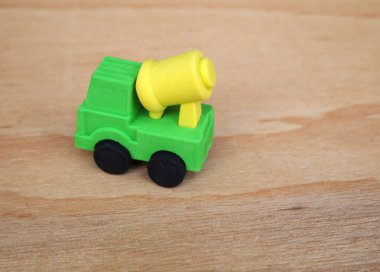 Sentetik kauçuktan yapılmış ağır makinenin minyatür modeli. Minyatür boyutta yapılmış. Çocukların ilgisini çeken renkli.