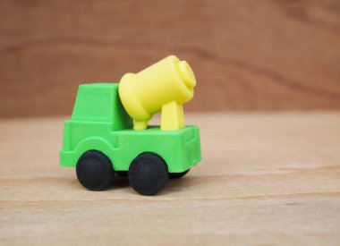 Sentetik kauçuktan yapılmış ağır makinenin minyatür modeli. Minyatür boyutta yapılmış. Çocukların ilgisini çeken renkli.