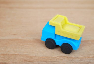 Sentetik kauçuktan yapılmış ağır makinenin minyatür modeli. Minyatür boyutta yapılmış. Çocukların ilgisini çeken renkli.