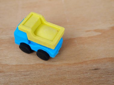 Sentetik kauçuktan yapılmış ağır makinenin minyatür modeli. Minyatür boyutta yapılmış. Çocukların ilgisini çeken renkli.