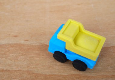 Sentetik kauçuktan yapılmış ağır makinenin minyatür modeli. Minyatür boyutta yapılmış. Çocukların ilgisini çeken renkli.