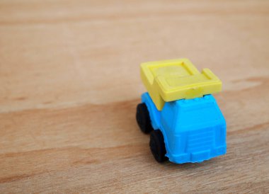 Sentetik kauçuktan yapılmış ağır makinenin minyatür modeli. Minyatür boyutta yapılmış. Çocukların ilgisini çeken renkli.