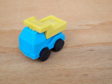 Sentetik kauçuktan yapılmış ağır makinenin minyatür modeli. Minyatür boyutta yapılmış. Çocukların ilgisini çeken renkli.