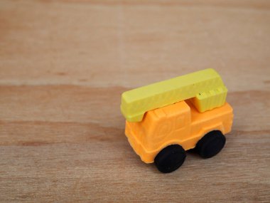 Sentetik kauçuktan yapılmış ağır makinenin minyatür modeli. Minyatür boyutta yapılmış. Çocukların ilgisini çeken renkli.