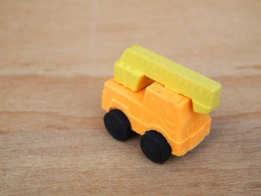 Sentetik kauçuktan yapılmış ağır makinenin minyatür modeli. Minyatür boyutta yapılmış. Çocukların ilgisini çeken renkli.