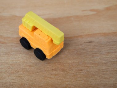 Sentetik kauçuktan yapılmış ağır makinenin minyatür modeli. Minyatür boyutta yapılmış. Çocukların ilgisini çeken renkli.