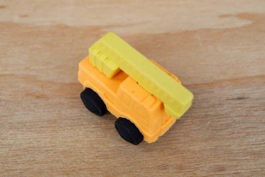 Sentetik kauçuktan yapılmış ağır makinenin minyatür modeli. Minyatür boyutta yapılmış. Çocukların ilgisini çeken renkli.