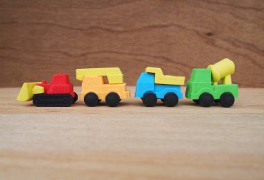 Sentetik kauçuktan yapılmış ağır makinenin minyatür modeli. Minyatür boyutta yapılmış. Çocukların ilgisini çeken renkli.