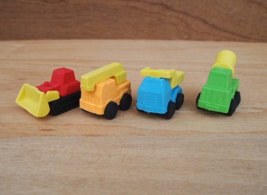 Sentetik kauçuktan yapılmış ağır makinenin minyatür modeli. Minyatür boyutta yapılmış. Çocukların ilgisini çeken renkli.