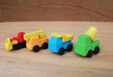 Sentetik kauçuktan yapılmış ağır makinenin minyatür modeli. Minyatür boyutta yapılmış. Çocukların ilgisini çeken renkli.