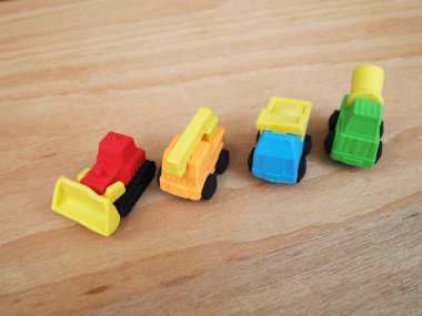 Sentetik kauçuktan yapılmış ağır makinenin minyatür modeli. Minyatür boyutta yapılmış. Çocukların ilgisini çeken renkli.