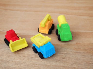 Sentetik kauçuktan yapılmış ağır makinenin minyatür modeli. Minyatür boyutta yapılmış. Çocukların ilgisini çeken renkli.