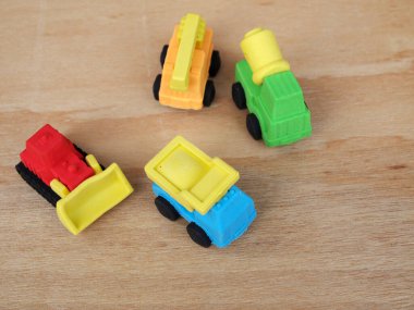 Sentetik kauçuktan yapılmış ağır makinenin minyatür modeli. Minyatür boyutta yapılmış. Çocukların ilgisini çeken renkli.