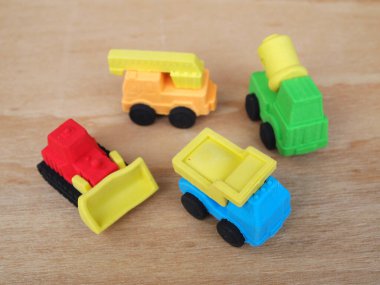 Sentetik kauçuktan yapılmış ağır makinenin minyatür modeli. Minyatür boyutta yapılmış. Çocukların ilgisini çeken renkli.