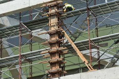 MALACCA, MALAYSIA -12 Temmuz 2016: Malezya 'nın Malacca kentindeki inşaat alanında kereste formu üreten inşaat işçileri. Form çalışmaları daha çok kereste ve kontraplaktan yapılmış.. 