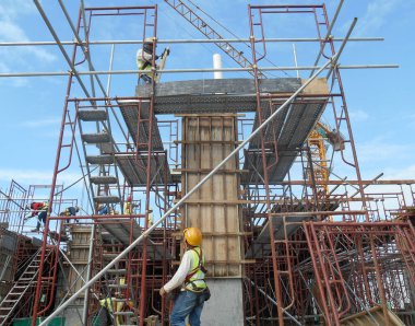 MALACCA, MALAYSIA -12 Temmuz 2016: Malezya 'nın Malacca kentindeki inşaat alanında kereste formu üreten inşaat işçileri. Form çalışmaları daha çok kereste ve kontraplaktan yapılmış.. 