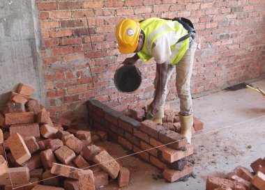 Malacca, Malaysia-24 Ağustos 2016: inşaat işçileri inşaat alanındaki formu tuğla duvar tuğla döşeme.  