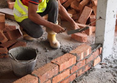 Malacca, Malaysia-24 Ağustos 2016: inşaat işçileri inşaat alanındaki formu tuğla duvar tuğla döşeme.  