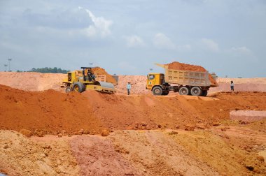 PERAK, MALAYSIA -ECTOBER 01, 2016: İnşaat alanında toprak çalışması yapan ağır inşaat makinesi. Platform seviyesini ayarlamak için kullanılıyor..