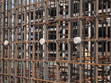 SELANGOR, MALAYSIA -13 Mayıs 2016: İnşaat alanında deforme olmuş çelik çubuklar veya çelik takviye çubuğu. Betonu güçlendirmek için kullanılır. Mühendis tasarımını takip et..