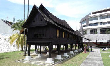 SEREMBAN, MALAYSIA -11 Temmuz 2016: Negeri Sembilan Malay geleneksel evi. Ormandan yapılmış bir ev ve çelik çivi kullanılmamış..  