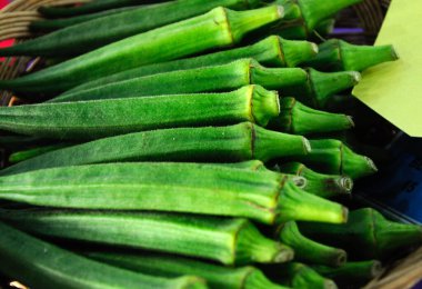 Tabakta bamya sebzesi var. Hala taze ve meze olarak yenmek için uygun..